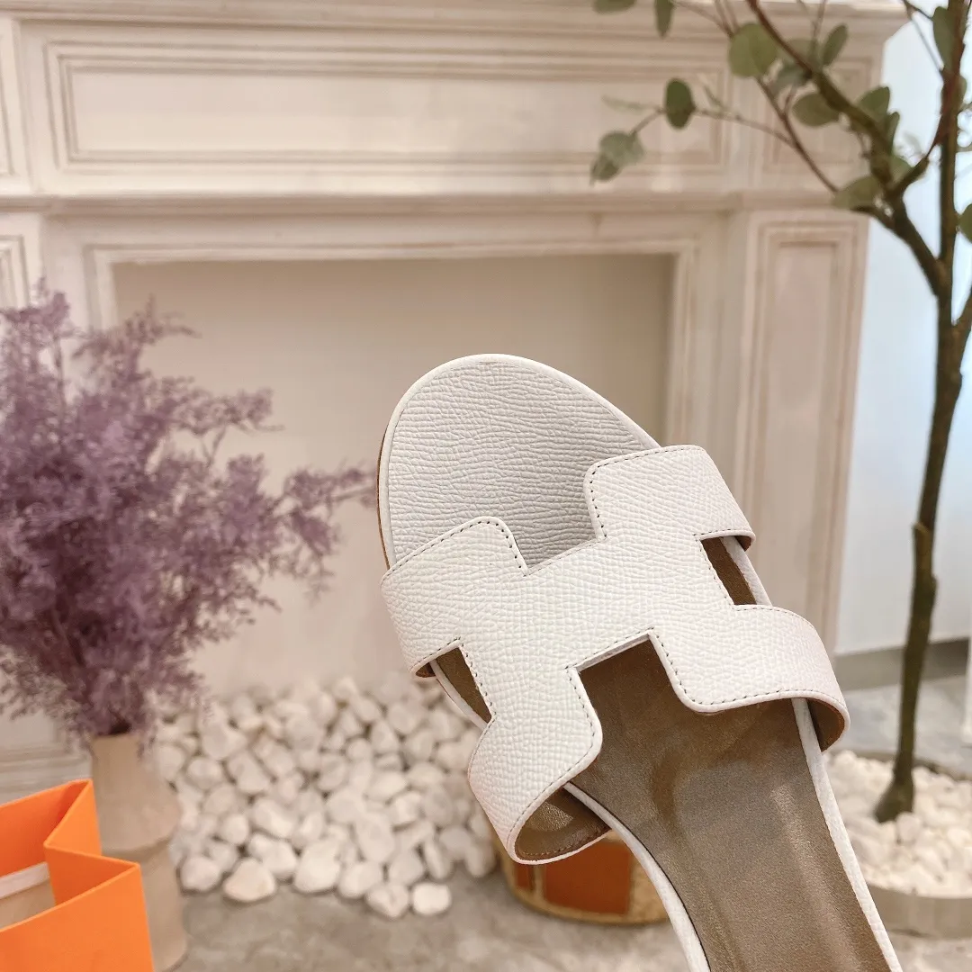 👟👟Ex-factory price 300👟👟 Genuine leather sole +40 🦄Hermès "Palm Print" has added new color sandals, "Year-round shipment" with three-dimensional concave and convex feeling on the classic "H" upper... It is a must-have item in your wardrobe, and it is magically versatile in this summer! This model fully demonstrates the classic Hermès style "palm print". Classic calfskin material ~ imported sheepskin. Lining 🐎Size: 34~42. Heel height ② type: low heel 1.5cm. Medium heel 4.5cm. Genuine leather sole +40 rubber sole.